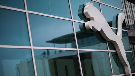 BOMBĂ‚ | Se vinde Puma la chinezi? Francois Pinault a demisionat din boardul companiei care deține gigantul pieței de echipament sportiv. Prețul vehiculat ar fi de 7 miliarde de euro