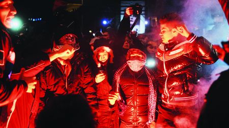 Noi violențe: Piața Universității, evacuată!** Jandarmii au intrat în forță în piață după ce suporterii au aruncat cu sticle și pietre în ei