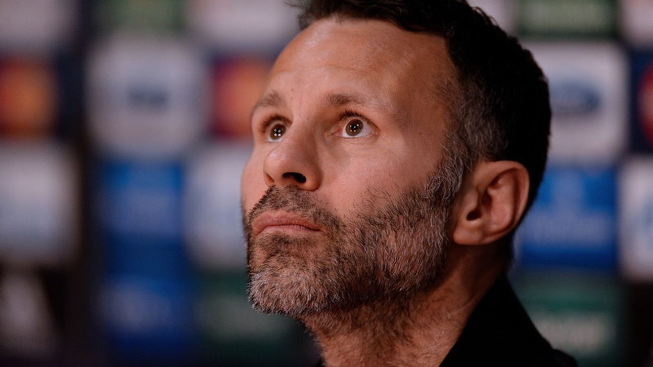 Gafă uluitoare la prezentarea oficială a lui Giggs. E de 27 de ani la United, dar nu a mai pățit așa ceva. VIDEO:Reacția galezului