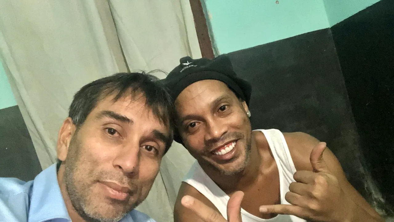 Ronaldinho, probleme în spatele gratiilor. Dezvăluirea omului care l-a vizitat în închisoare. „Acel zâmbet începe să dispară!”