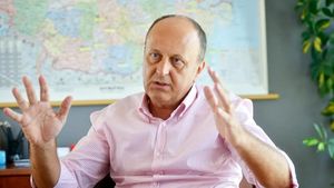 Sfaturi pentru Dan Șucu după ce a preluat 50 la sută din acțiunile clubului Rapid! „Se vede cu ochiul liber, nu trebuie să fii mare specialist” + Ce se întâmplă cu actualul lot de jucători: „Jumătate vor părăsi echipa” | VIDEO EXCLUSIV ProSport Live