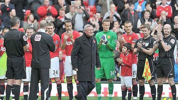 FOTO ISTORIC** A fost sărbătoare pe Old Trafford! Ferguson, un sfert de veac de când e la United! Arbitrii și adversarii n-au vrut să-i strice sărbătoarea :)