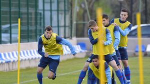 Becali avea dreptate: are prea mulți fotbaliști în lot!** Cifrele care arată că Liga I a luat-o "la deal" în 2012: am făcut cele mai multe transferuri și am  depășit  Italia și Anglia la "grosimea" loturilor