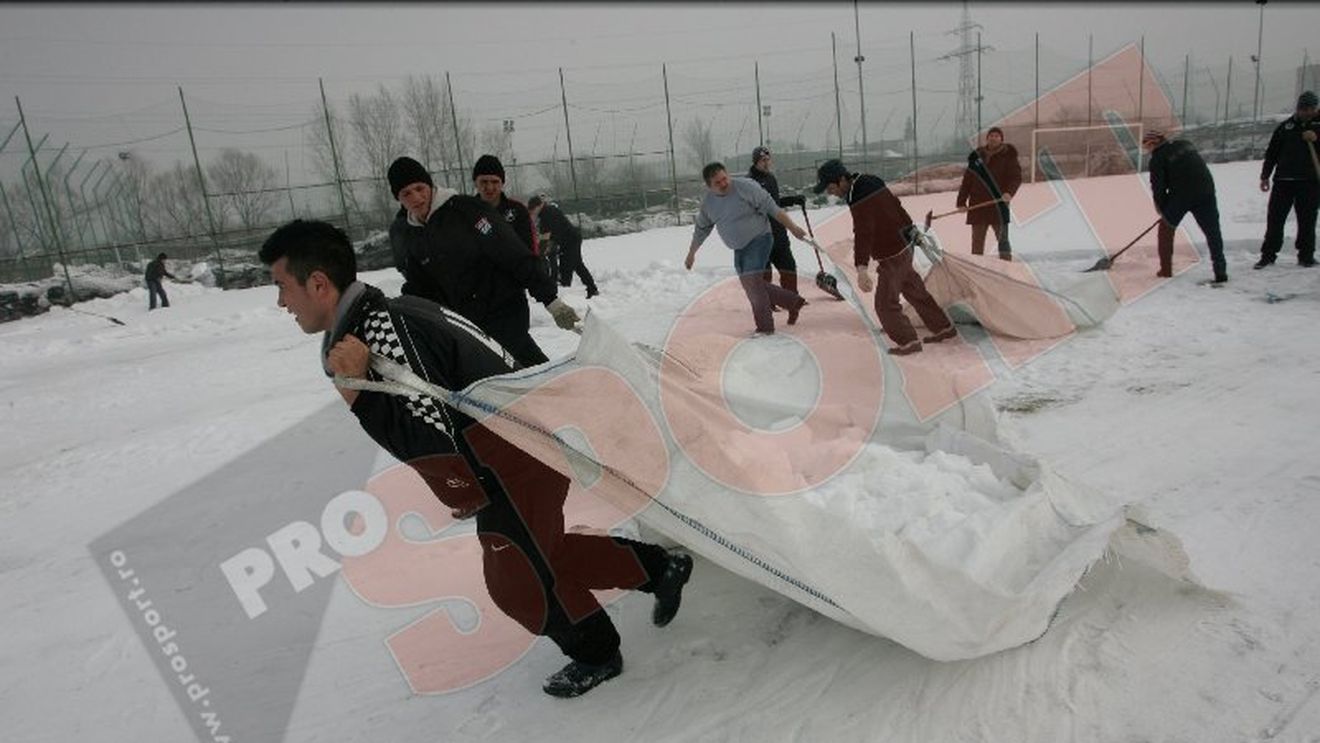 FOTO** Șefii și fanii lui "U" au deszăpezit terenul