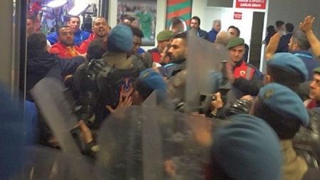 Șumudică povestește bătaia iscată în Turcia. "M-a sunat nevasta-mea, speriată! Apoi, mama. Ți-au spart nasul?". Varianta antrenorului