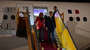 Ca Anamaria Prodan cu Alexa: soția l-a pocnit pe Emmanuel Macron peste față! Imaginile răvăşitoare fac înconjurul planetei