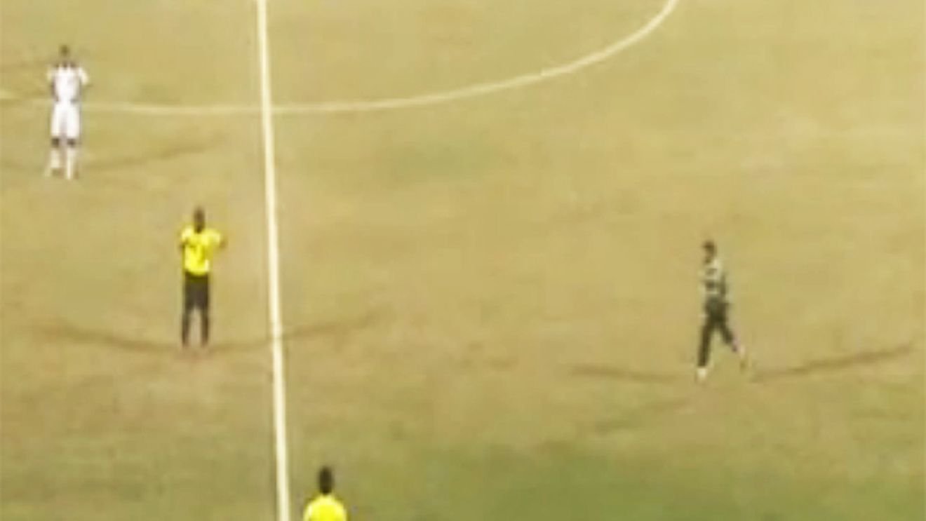 Scene incredibile pe un teren de fotbal!** VIDEO Un român, martor la cea mai nebună decizie din istorie a unui arbitru