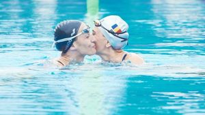 IMAGINEA ZILEI | Andreea Esca și Camelia Potec, protagonistele pozei de promovare pentru Internaționalele României la înot 