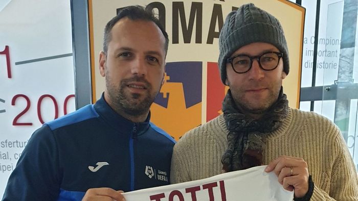 Fostul fotbalist ieșean Ciprian Brighiu a scos la licitație un tricou primit de la Francesco Totti, pentru a ajuta un spital din Iași cu materiale sanitare. Provocare pentru trei oameni de afaceri | EXCLUSIV