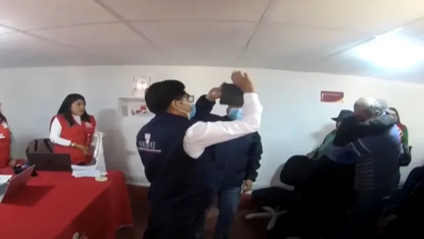 Deznodământ neobișnuit între doi candidați la primărie în Peru. Au dat cu banul cine să fie primar
