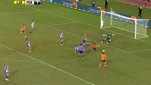 VIDEO Cea mai penibilă simulare din fotbal: au câștigat titlul cu un 11m INVENTAT!** Acesta este cel mai mare TRIȘOR