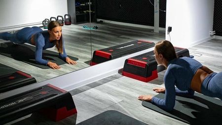 Cea mai frumoasă handbalistă a României trage tare la al doilea job, după ce nu a fost luată în lotul pentru Campionatul Mondial! GALERIE FOTO