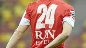 Ce nu s-a văzut la TV! **Asta e imaginea fotbalului românesc. Fotografia care va dăinui peste ani: ce a ascuns Luchin la spate în timpul derby-ului