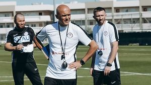 Un român, fost antrenor în Liga 3, a semnat contractul carierei! A lăsat iar meseria de medic și a ajuns la o fostă campioană din Asia Centrală