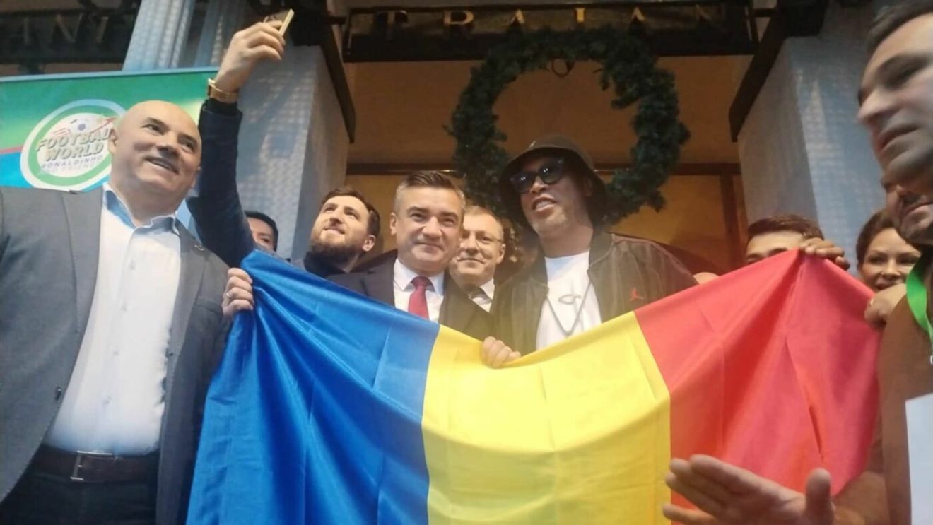 Cum a fost primit Ronaldinho la Iaşi. Ce cadou i-au dat moldovenii brazilianului