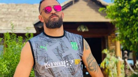 Și-a dat foc în fața poliției, iar familia lui a început să urle de disperare! Gest fără precedent al fotbalistului care a fost acuzat pe nedrept de terorism | VIDEO