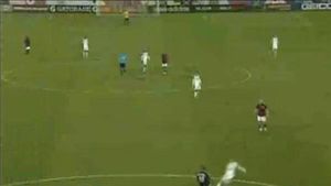 VIDEO Circul s-a mutat pe terenul de fotbal! Ce a ieșit dintr-o degajare ratată!