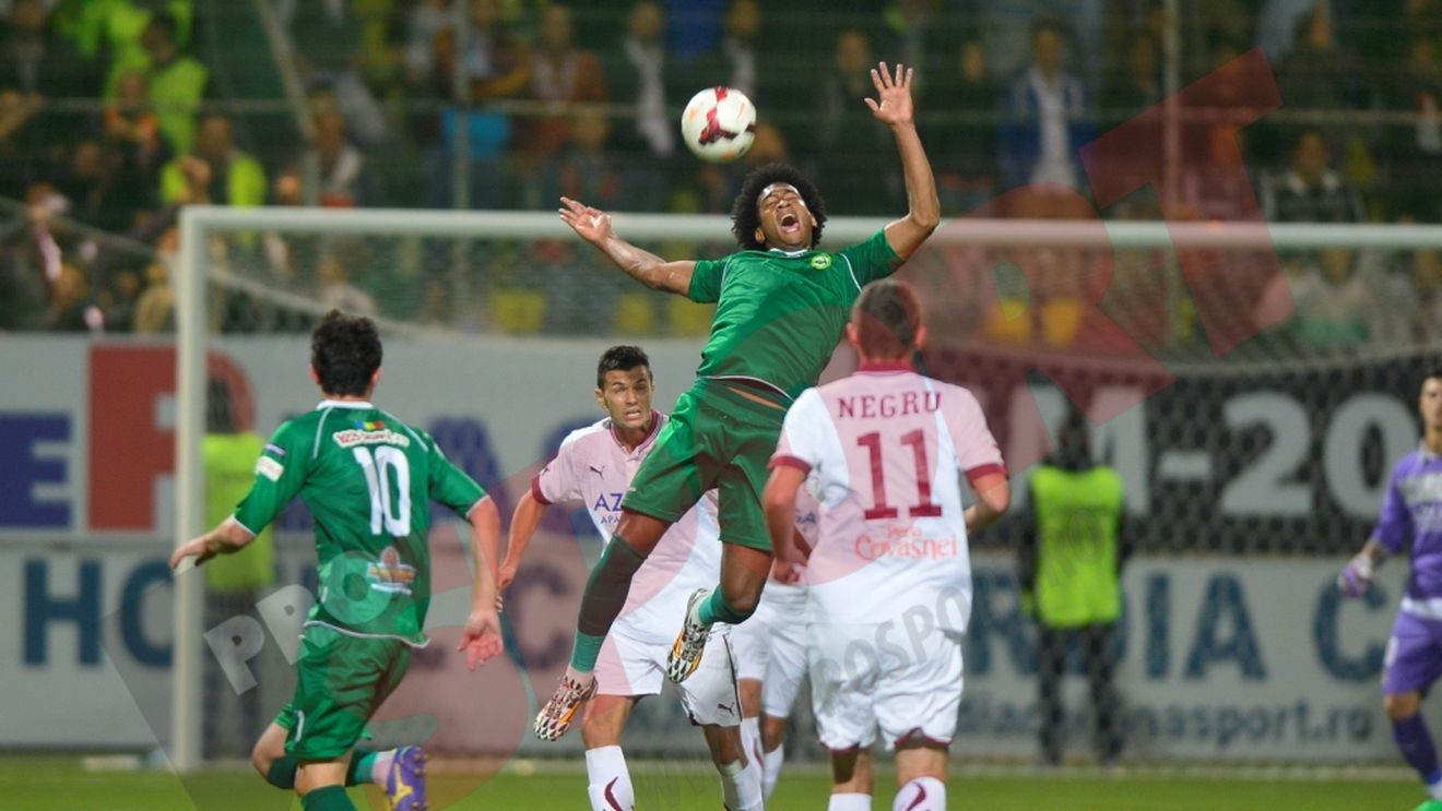 Incidente rasiste la Chiajna. Fanii Rapidului au aruncat o coajă de banană în Wellington. Brazilianul a plâns în vestiar: "Nu sunt maimuță"