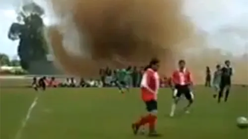 VIDEO** Clipe de groază pe stadion! Un meci de amatori a fost întrerupt de o... TORNADĂ‚