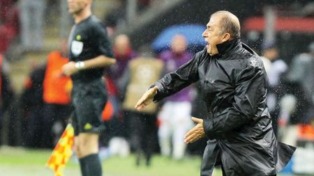 Terim Magnificul!** Antrenorul este la al treilea mandat pe banca Galatei: are cinci titluri cu "leii" și un succes european major, Cupa UEFA, în 2000
