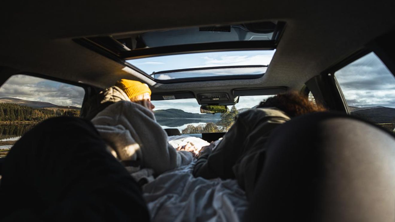 EXTRA SUV-uri Dacia Bigster, transformate în „Hotelul de Un Milion de Stele” într-un loc fără sursă de lumină