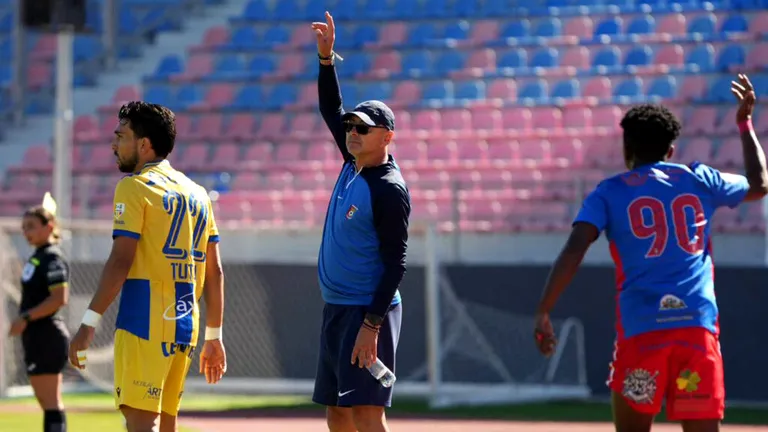 Leo Grozavu nu vrea echipe fără drept de promovare în play-off-ul Ligii 2: ”Alterează competiția.” Antrenorul Chindiei dorește susținere din partea fanilor, dar și din partea… presei locale
