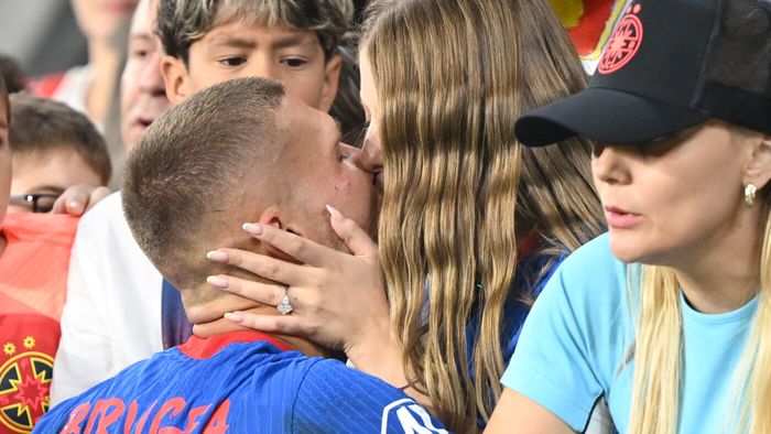 Daniel Bîrligea n-a mai rezistat şi a reacționat după ce s-a filmat cu iubita pe teren la finalul meciului FCSB - Auda 2-3: „Îmi asum!”