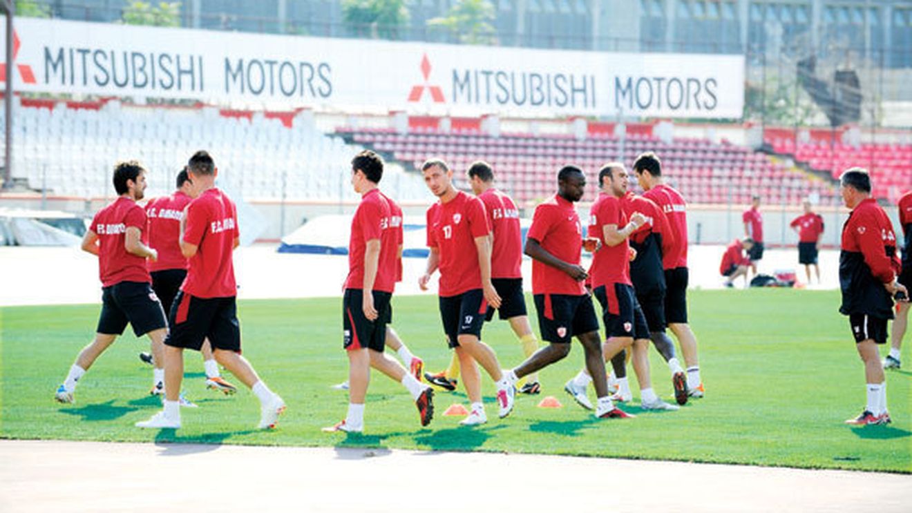 Ar fi putut rezolva problema fundașului dreapta la Dinamo!** "Era liber de contract, dar conducerea nu mi-a dat niciun răspuns"