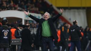 Marius Șumudică a dat prime tuturor angajaților de la Gaziantep: „Aici există o familie, nimeni nu poate fi orfan!”. Ce spune despre prelungirea contractului