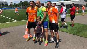 Cristi Chivu a trimis un tricou la licitație pentru fiul lui  Kamara. Inflație de foști fotbaliști la Trofeul Artiștilor | VIDEO