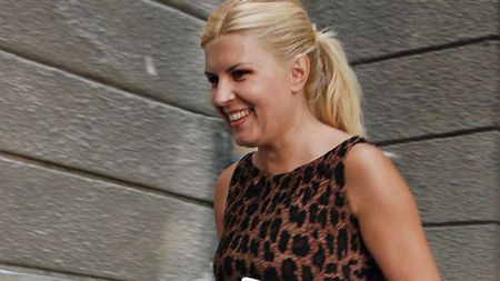 Elena Udrea i-a luat la întrebări pe dinamoviști: "A plecat Cristi Borcea și v-a lăsat fără bani?"** Niciun oficial de la Dinamo nu i-a răspuns :)