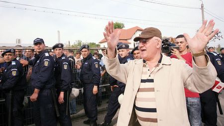 Șpaga lui Dragomir e doar puterea? Ce se ascunde, de fapt, în spatele controversatului comision și cum s-a salvat Mitică