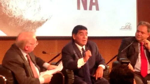 Maradona, spumos într-un interviu cu public acordat în Italia: „Primul contact cu Balotelli? O poză cu el, fumând” Replici de senzație