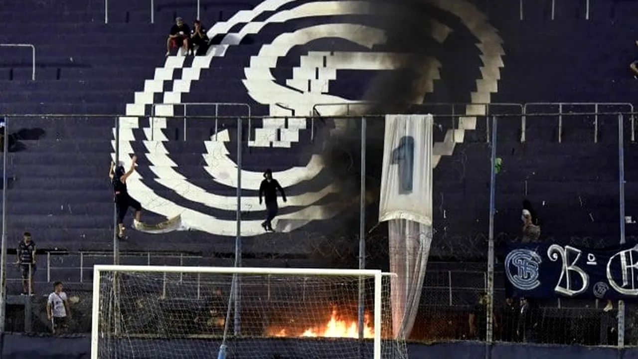 Haos în Argentina! Un meci a fost suspendat după ce fanii au intrat cu arme de foc în interiorul stadionului | VIDEO