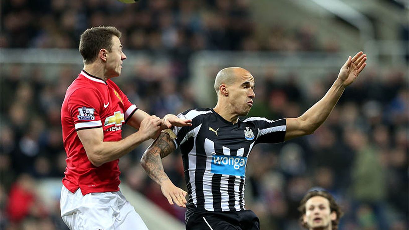 Suspendări dure pentru Evans și Cisse, după ce s-au scuipat reciproc