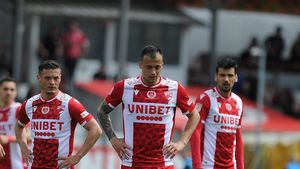 Condiții de „județeană” la Dinamo: „Nu aveam apă, calorifere sau teren de antrenament! A venit domnul Rednic și a cumpărat”. Ce a dus la destabilizarea „câinilor”: „S-au schimbat 60 jucători, eu n-am văzut în viaţa mea”