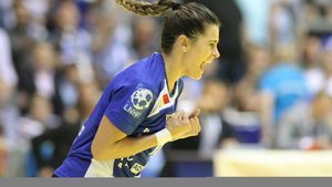 CRAIOVA MAXIMA. Fetele de la SCM Craiova au câștigat Cupa EHF, după un retur dramatic, jucat cu electroșocuri: de la  un liniștitor +9 la un tensionat +5. Portarul Iulia Dumanska a ținut trofeul în România cu două intervenții fabuloase în ultimele 20 de secunde de joc
