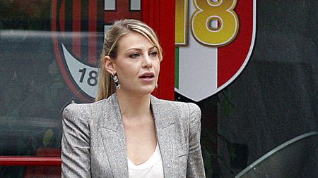 Sunt gata să vândă. Familia Berlusconi vrea să cedeze o parte din acțiunile pe care le deține la Milan: Emirates și Gazprom au intrat în cursă