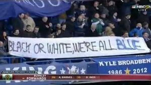 Suporterii lui Chelsea au dorit să arate că incidentul de la Paris a fost unul izolat: "Negri sau albi, toți suntem 'albaștri'", a fost bannerul afișat de fanii englezi la meciul cu Burnley