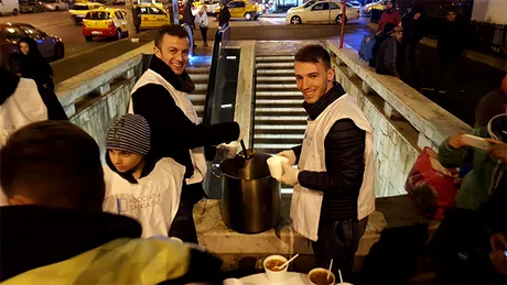 FC Rapid a ieșit în stradă să hrănească persoanele neajutorate.** Giuleștenii și-au continuat seria acțiunilor umanitare