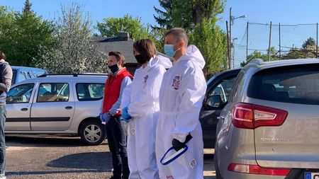 Gest superb făcut de rapidiști. Dan Alexa și elevii săi n-au ținut cont de pandemie și au sărit în ajutorul bătrânilor cu probleme | FOTO+VIDEO