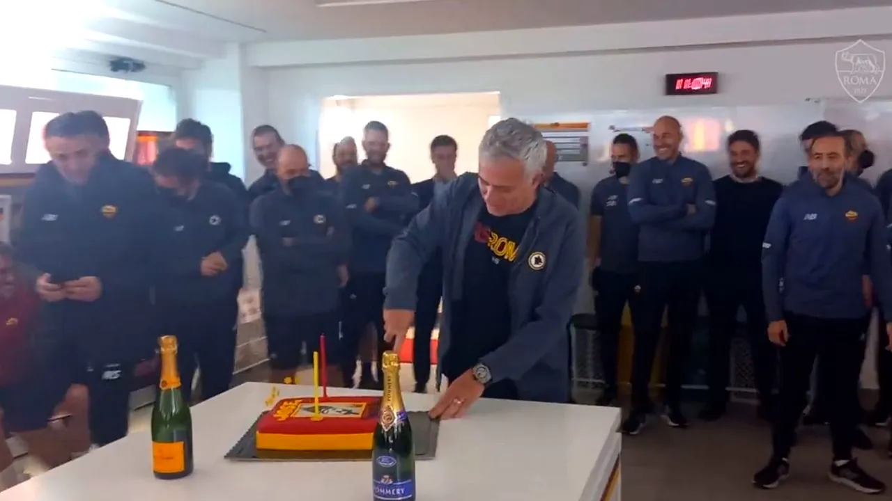 Scene de senzație în vestiarul Romei: fotbaliștii l-au sărbătorit pe portughezul Jose Mourinho, care a împlinit miercuri 59 de ani! VIDEO