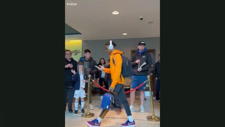 Un copil, umilit de vedetele echipei! Clubul a reacționat imediat după ce a văzut cum fanul este ignorat de fotbaliștii îmbuibați cu milioane de euro | VIDEO