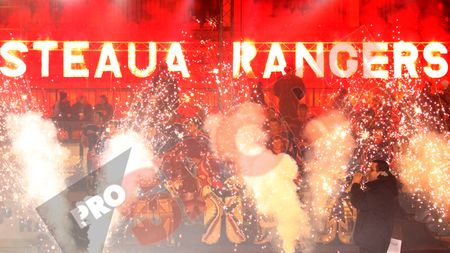 FOTO Atmosferă incendiară la hochei!** Lăcătuș a dat lovitura de începere la Steaua - Barcelona 9-4!