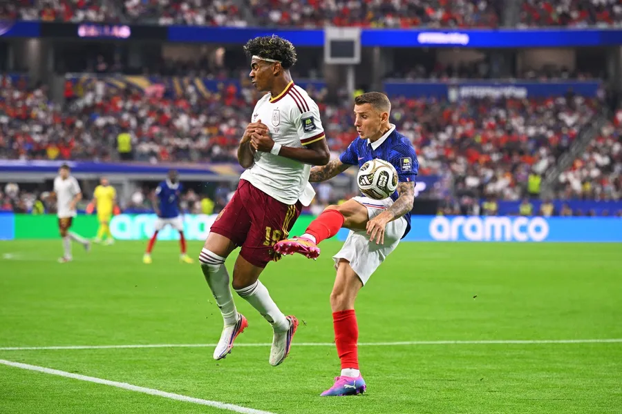 Les Bleus fără culoare: Mbappe, Dembele și Olise transformați în personaje de Charlie Hebdo. Cronica franceză de Cătălin Mureșanu la prima semifinală de Cupa Mondială