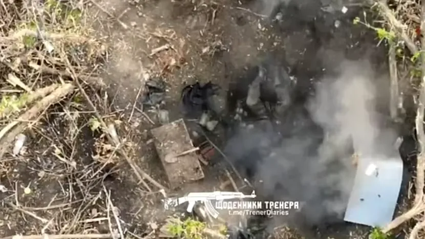 O dronă ucraineană lansează o bombă peste un soldat rus care dormea. Mai bine aşa decât să amâni alarma de pe telefon