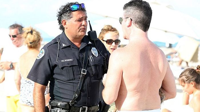"Omul flotare", avertizat de Poliție după ce a încălcat o regulă în Miami