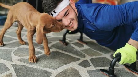 De când stă în izolare, e băiatul bun la toate în casă | GALERIE FOTO