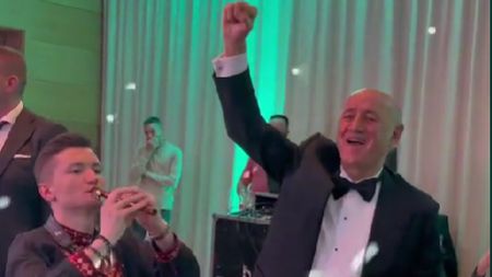 George Copos, fostul patron al Rapidului, în formă de zile mari: cântă și dansează pe muzică românească! Fluierul care l-a făcut pe milionar să vibreze | VIDEO