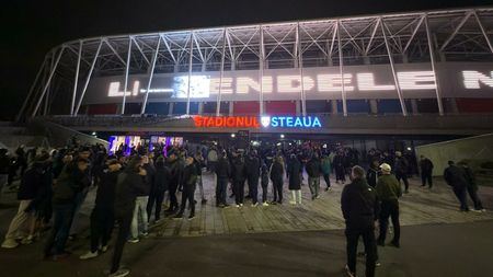 Galeria Stelei i-a făcut „altar” lui Emeric Ienei în fața „Templului” din Ghencea. Cum și-au luat rămas bun fanii roș-albaștrilor